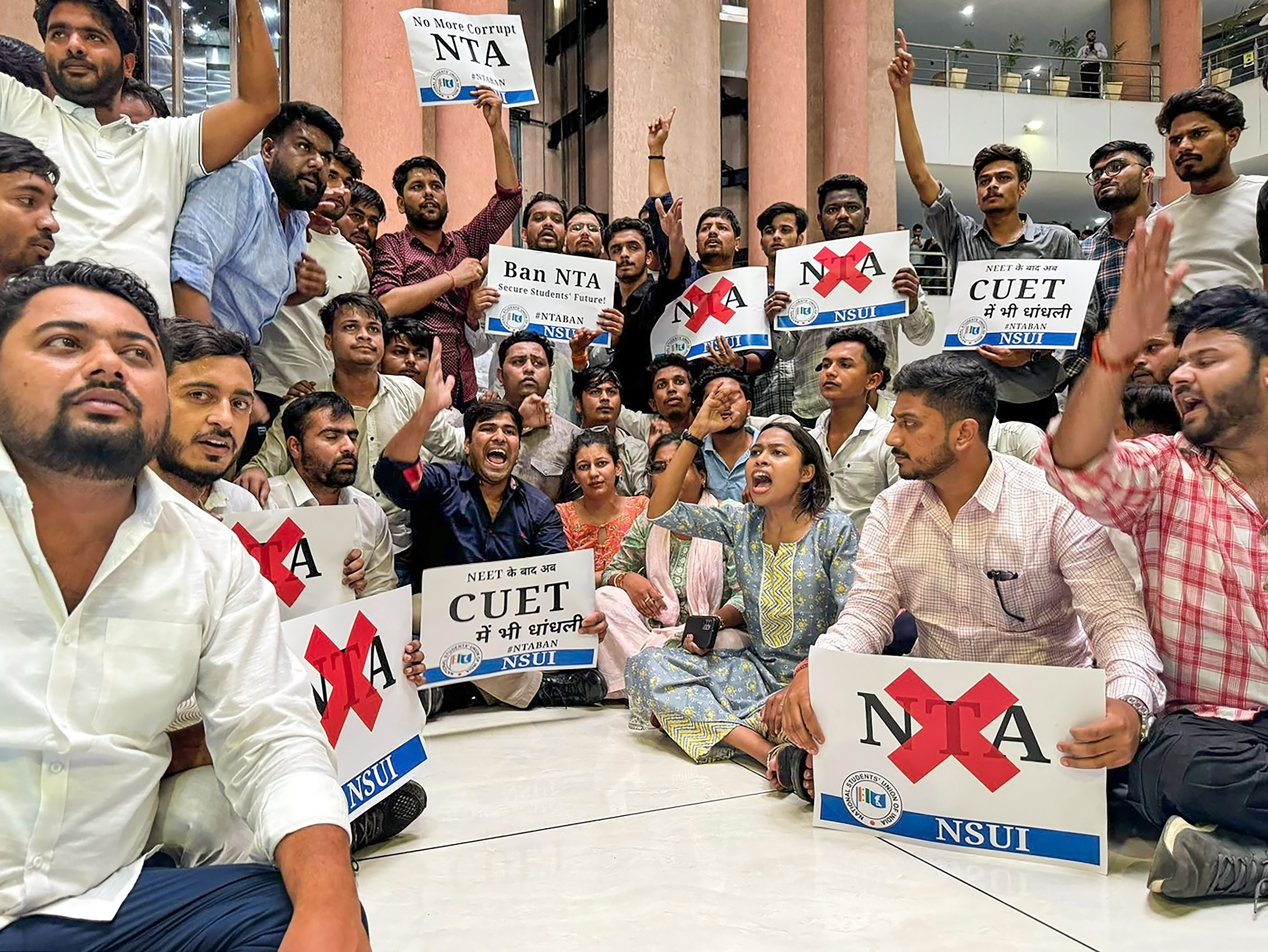 https://salarnews.in/public/uploads/images/newsimages/maannewsimage29062024_185103_nsui protest.jpg